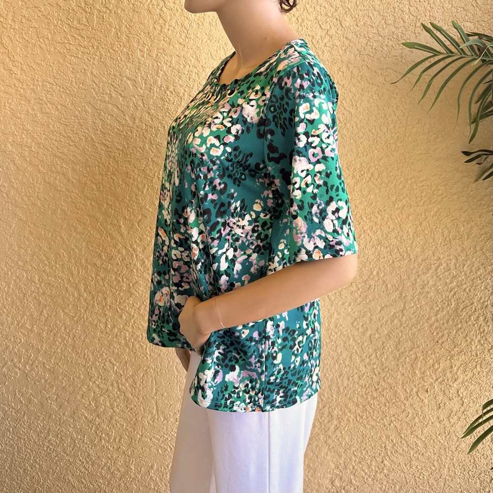 Notations design green print top with silver rivet accent - Picture 5 of 9